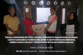 TINJAU LANGSUNG TITIK LONGSOR, LURAH HARGOMULYO HIMBAU MASYARAKAT TINGKATKAN MITIGASI KEBENCANAAN